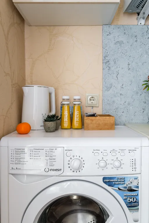 Широкая кровать и балкон для отдыха