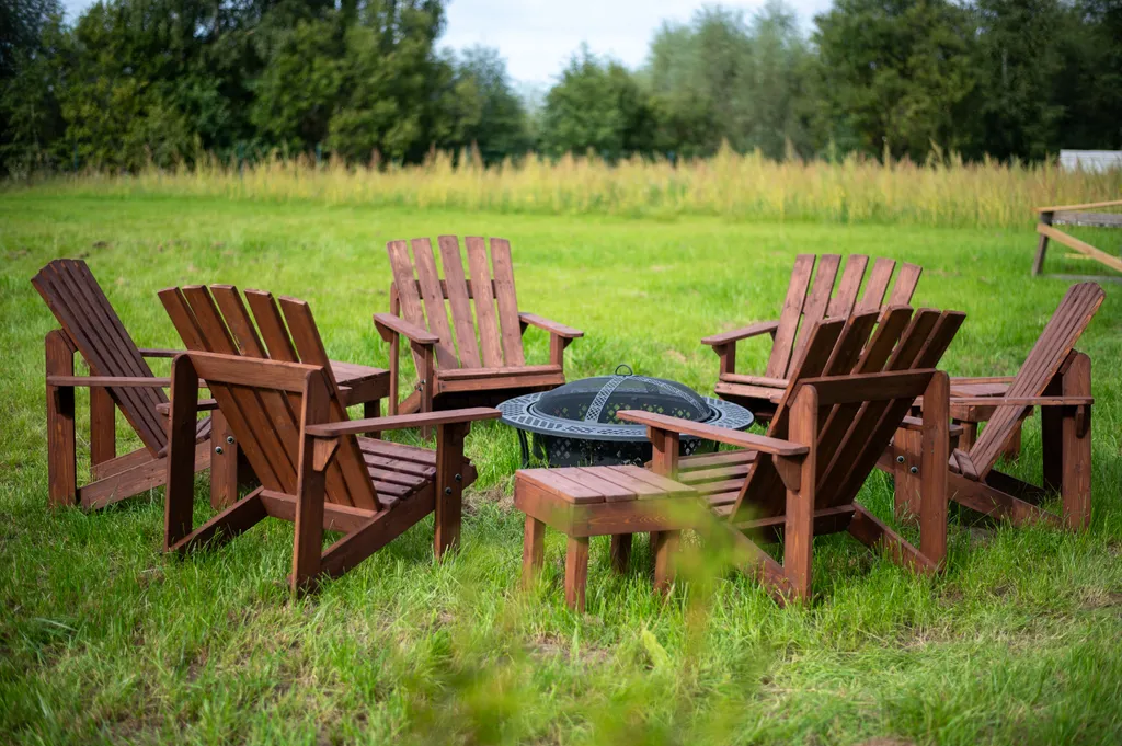 Уютный дом с беседкой на берегу озера