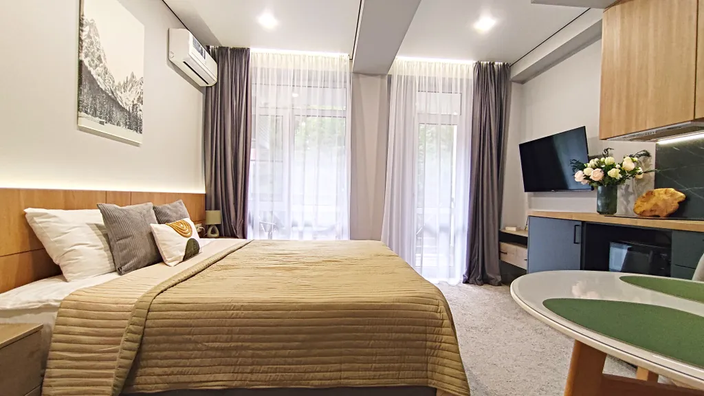 Студия с балконом вблизи гор