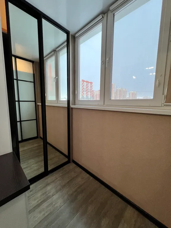 Дизайнерская квартира с большим телевизором