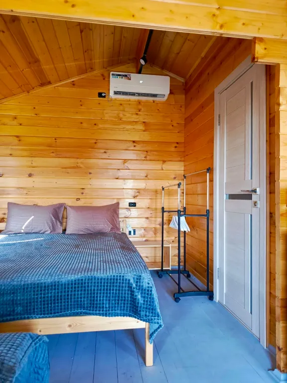 Новый деревянный домик у моря