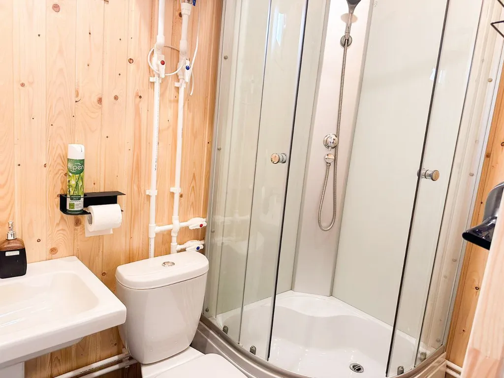 Домик на двоих с панорамным окном и видом на Белое море