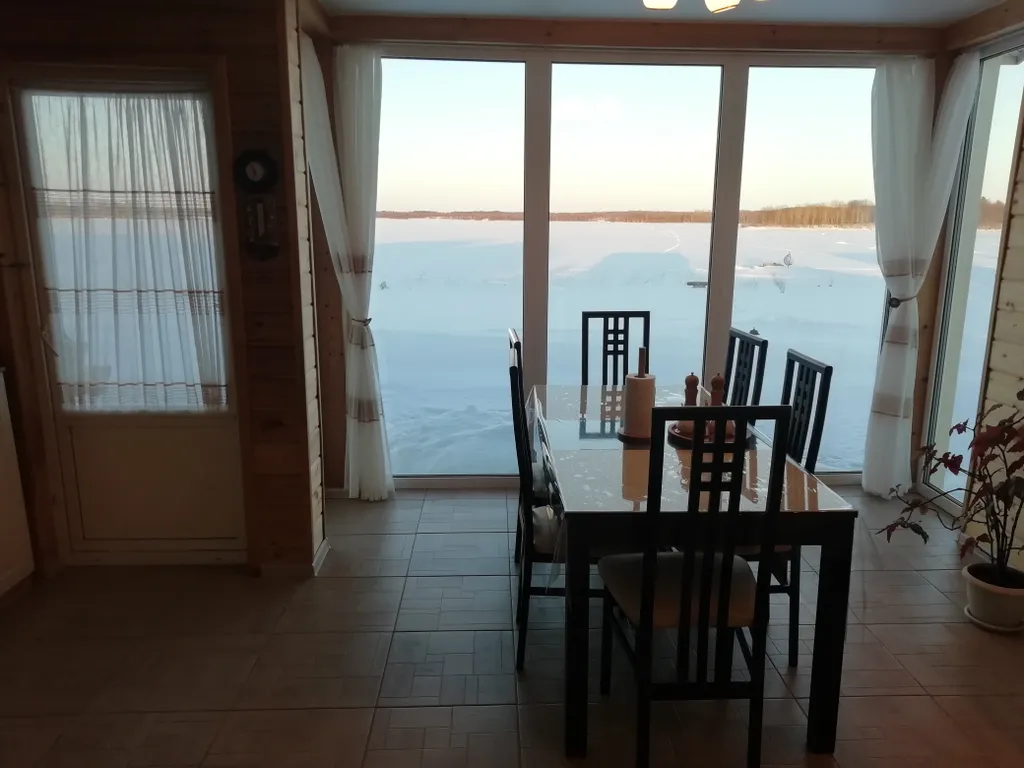 Дом в Заонежье с видом на озеро