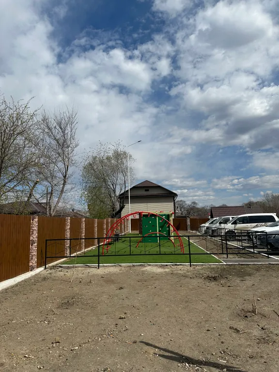 Рядом ТЦ Острова и набережная реки Амур