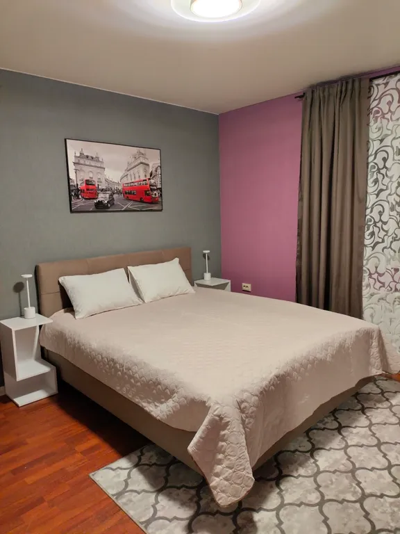 Уютный коттедж с дровяным камином, в окружении лесного массива