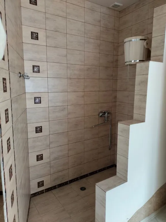 Уютный дом для большой семьи или компании в окружение сада