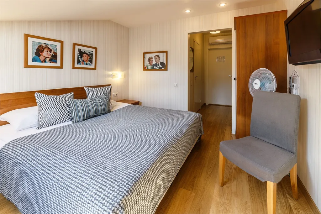 Квартира Двухместный номер с 1 кроватью или двумя односпальными Люкс-мансарда — аренда посуточно в Ярославль