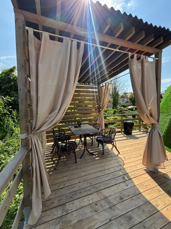 Уютная сфера на побережье