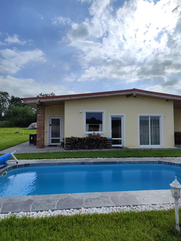 Уютный домик в деревне с баней и басейном