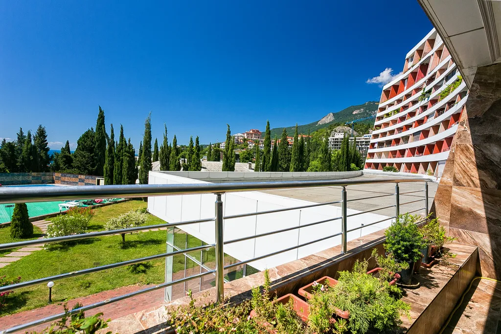 Апартамент с видом на бассейн