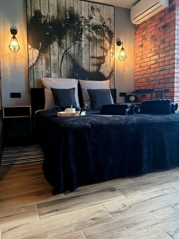 Брутальная студия в стиле лофт, панорамный вид