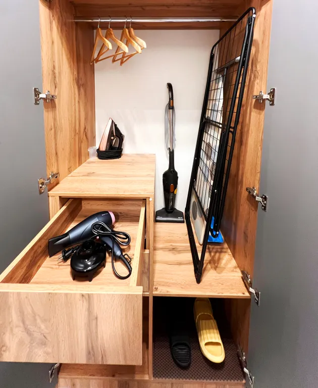 Стильная квартира-студия в яркой цветовой гамме с видом на бассейн