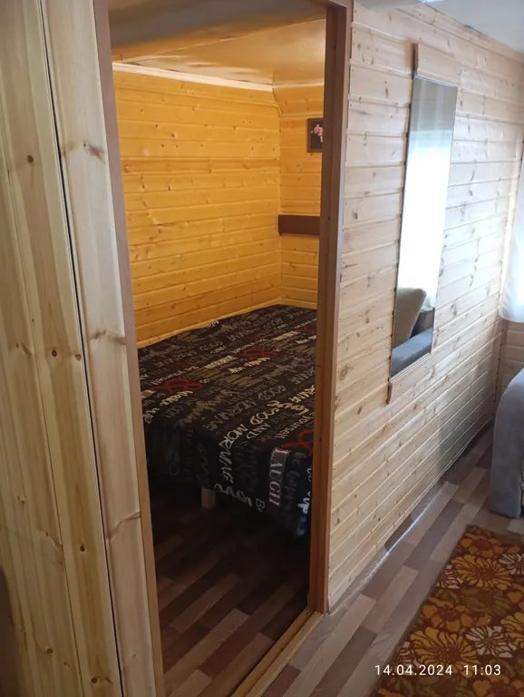 Благоустроенный дом на берегу с баней и катером