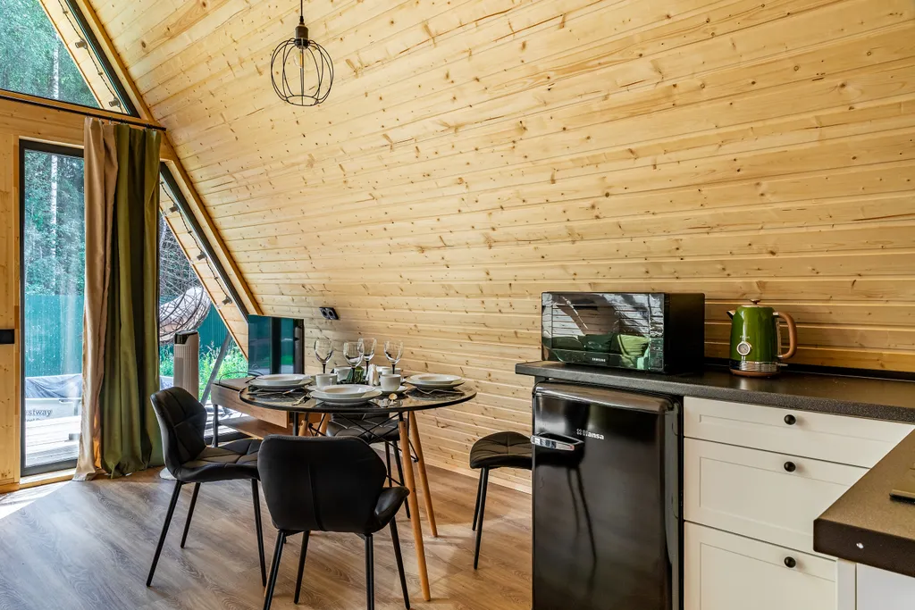 Дом шалаш в окружении леса рядом с озером