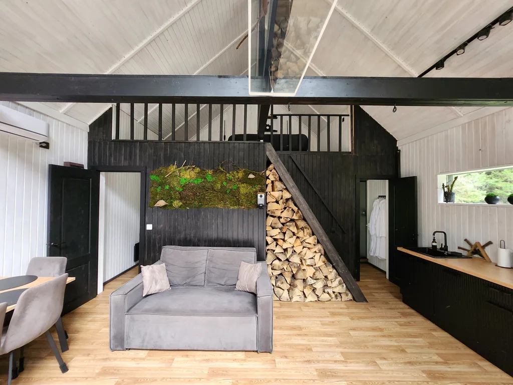 Дом в лесу с панорамным видом