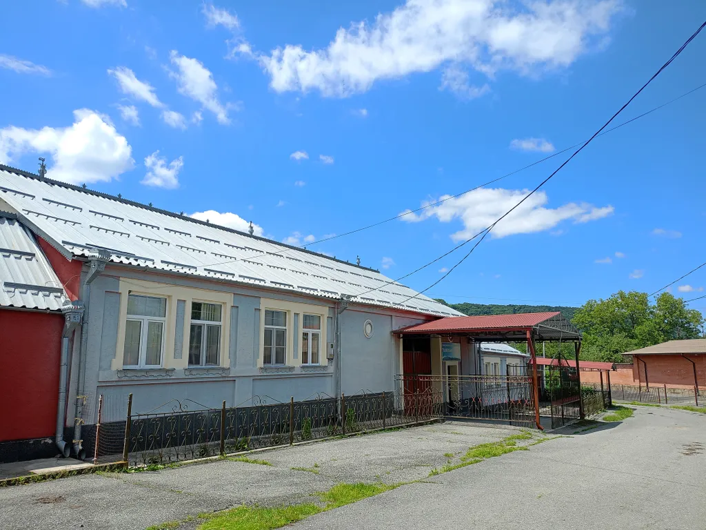 Уютный дом возле термального источника по дороге на курорт Мамисон