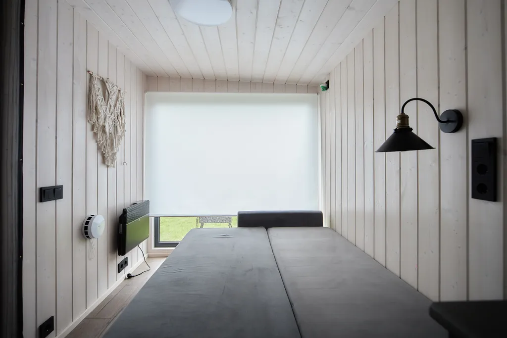 Семейный дом с мансардным окном и видом на озеро