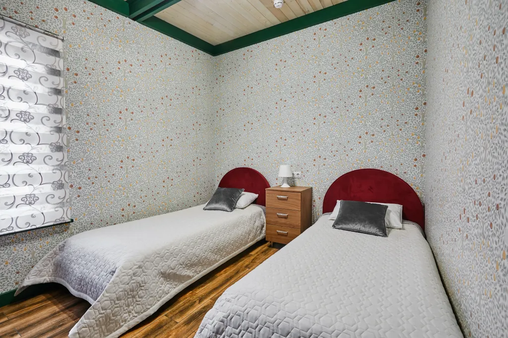 Большой коттедж с 5 спальнями, камином и террасой, Ромашка