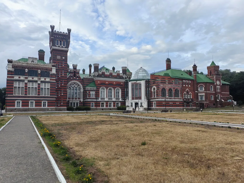 Дом у слияния рек, рядом с историей