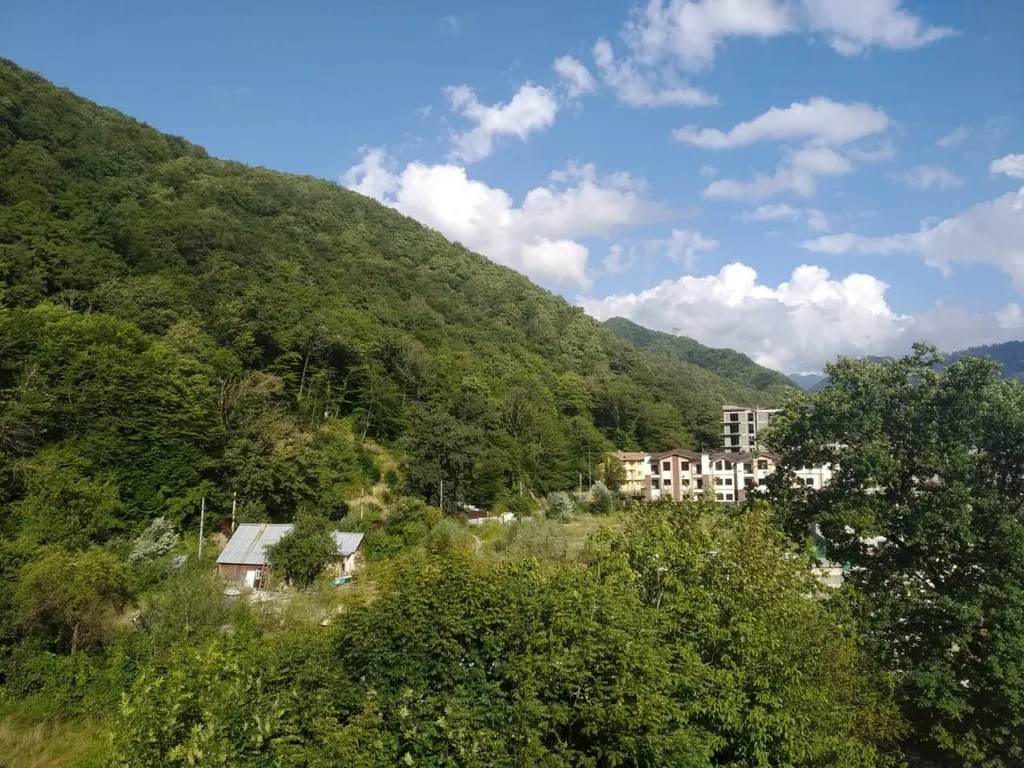 Просторная студия с балконом и видом на горы