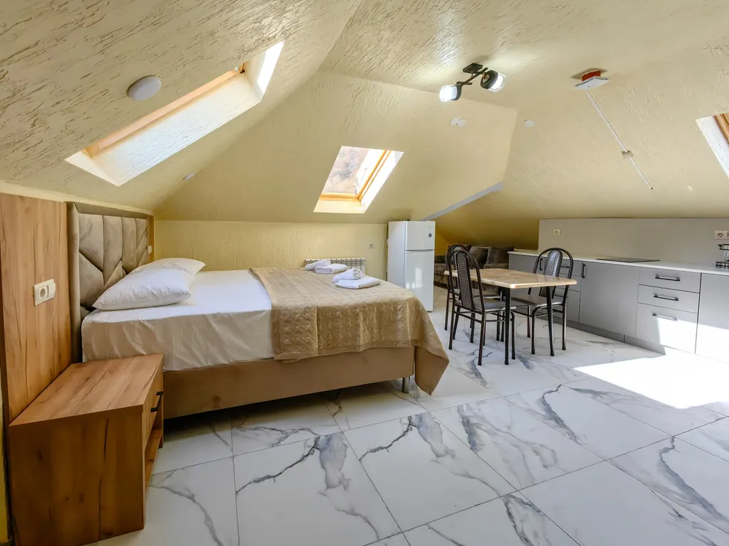 Светлая студия на мансардном этаже с видом на горы