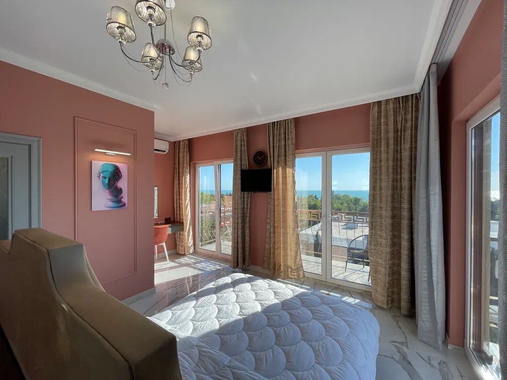 3-комнатная квартира рядом с морем, панорамные окна с видом на море