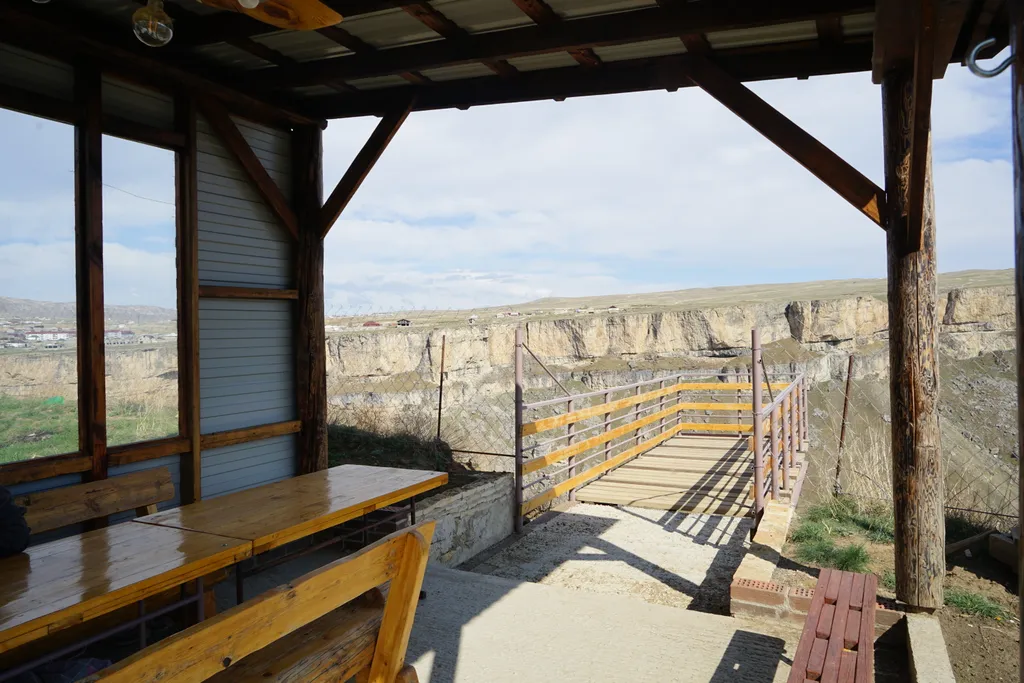 Домик на краю обрыва