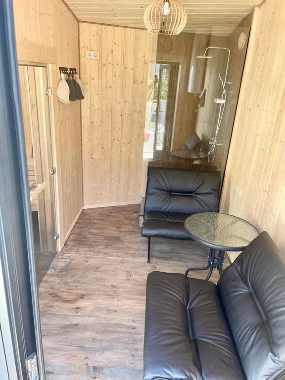 Стильный дом с открытым бассейном и сауной