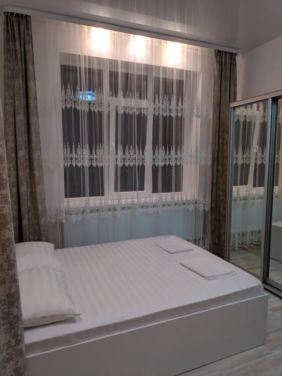 Четырёхместный номер  люкс с балконом с видом на город и горы