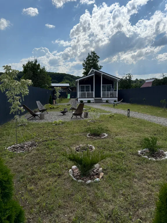 Новый дом с собственной территорией и видом на горы