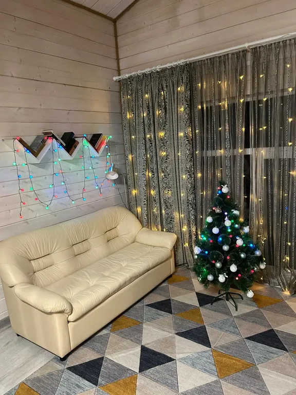 Уютный домик на берегу реки