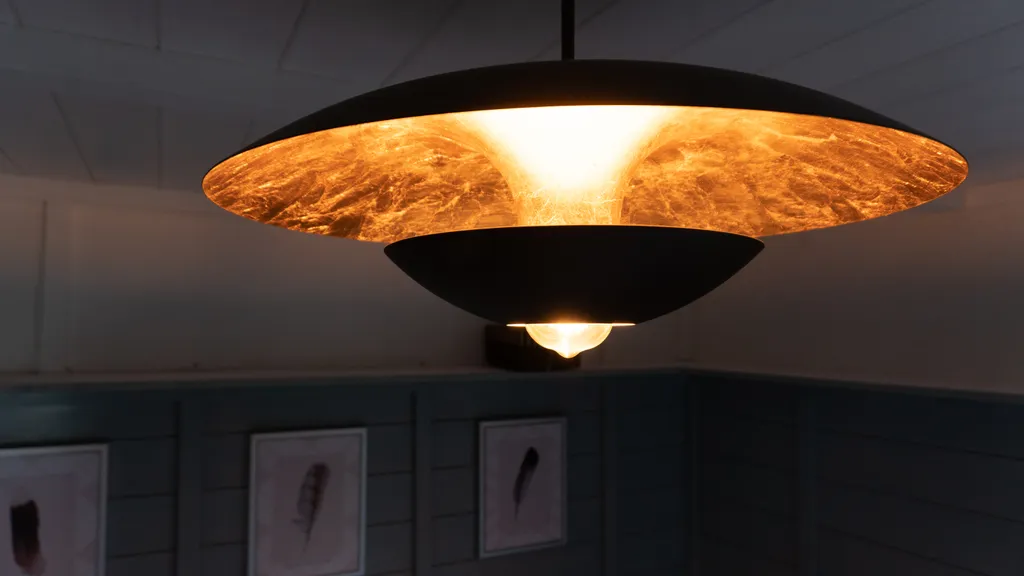 Красивый домик в лесу у реки