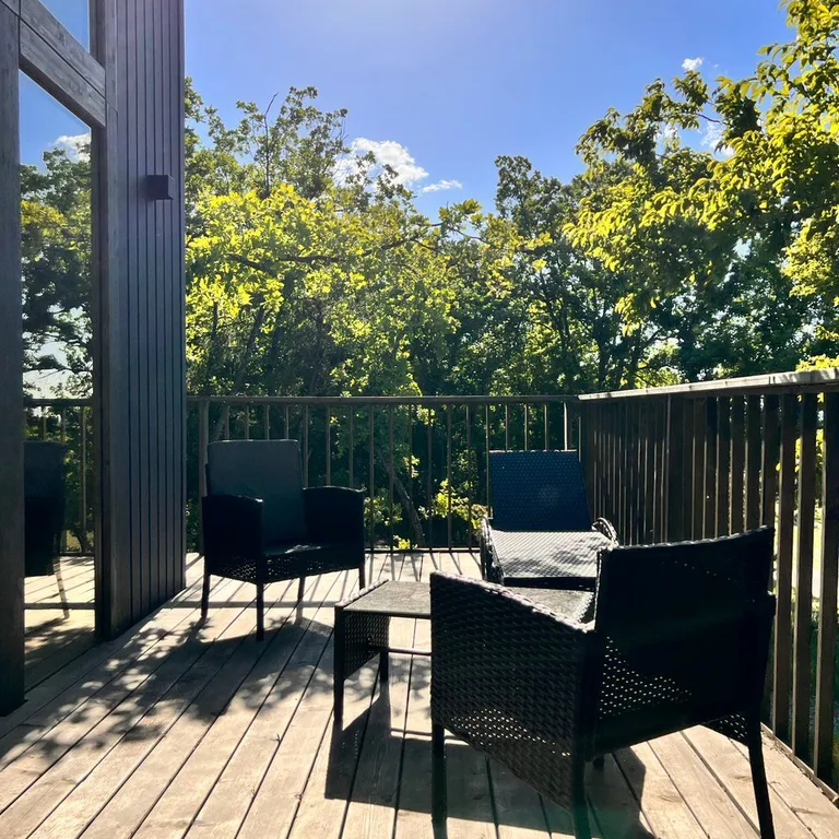 Домик среди деревьев