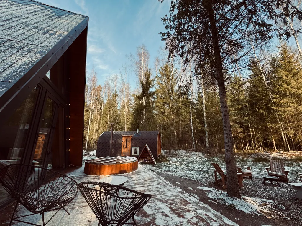 Дом A-frame с купелью, баней и бассейном в сосновом лесу