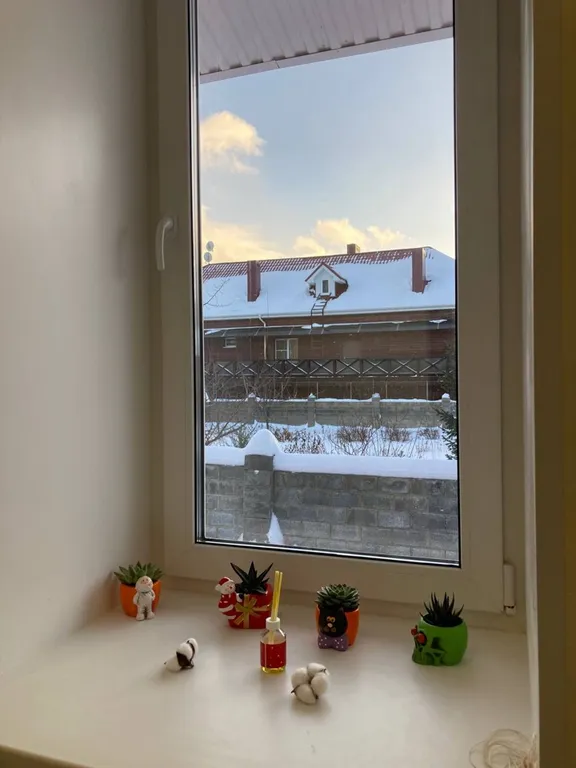 Дом в два этажа с двумя спальнями и гостиной, летний бассейн, баня