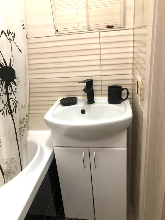 Светлая уютная студия в новом доме с новой мебелью