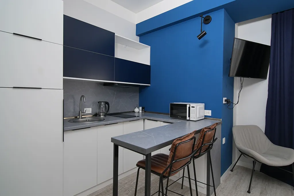 Студия с одной большой кроватью и видом на город