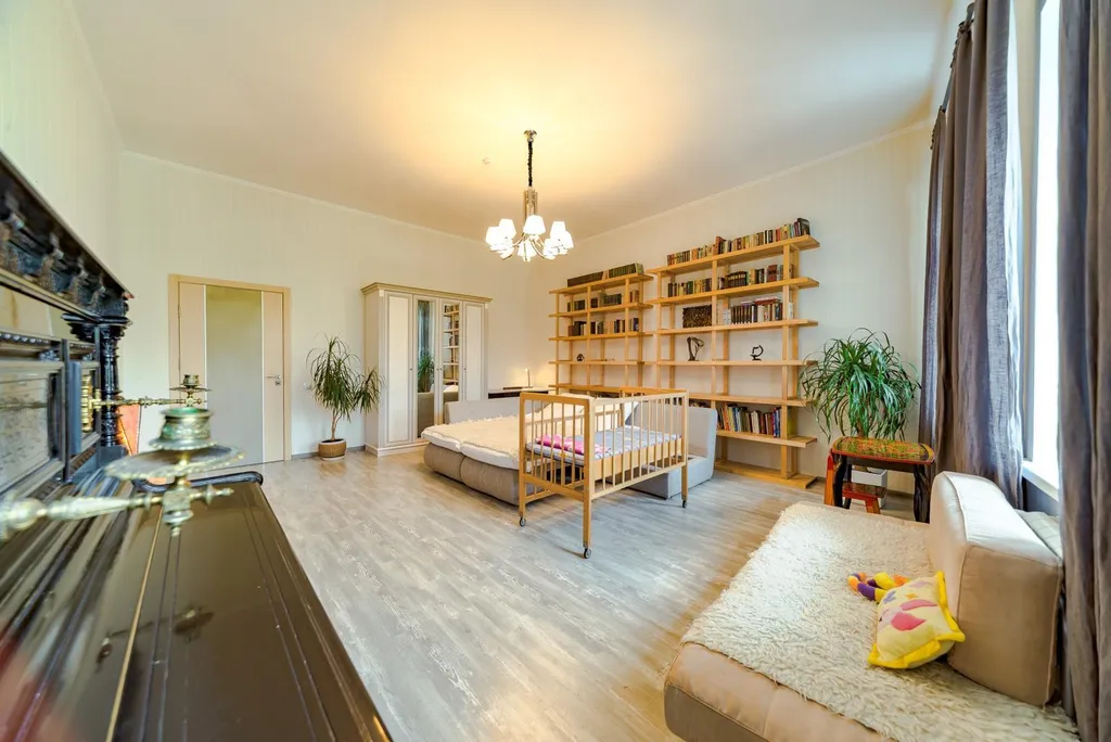 В центре, с видом на Адмиралтейский канал и "Новую Голландию"