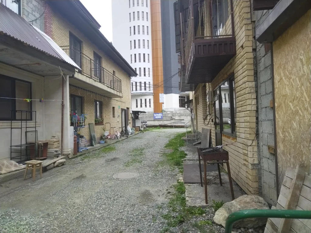 Танхаус камином трёхэтажный, с балконом, 3 комнаты не изолированные.