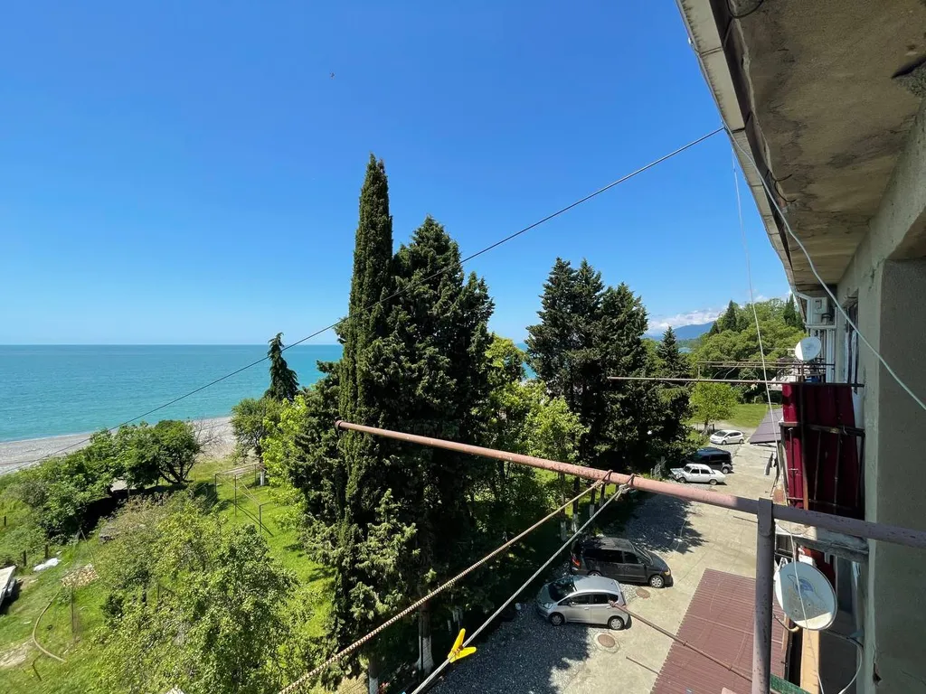 Квартира Трёхкомнатная квартира на первой линии у моря — Сухум