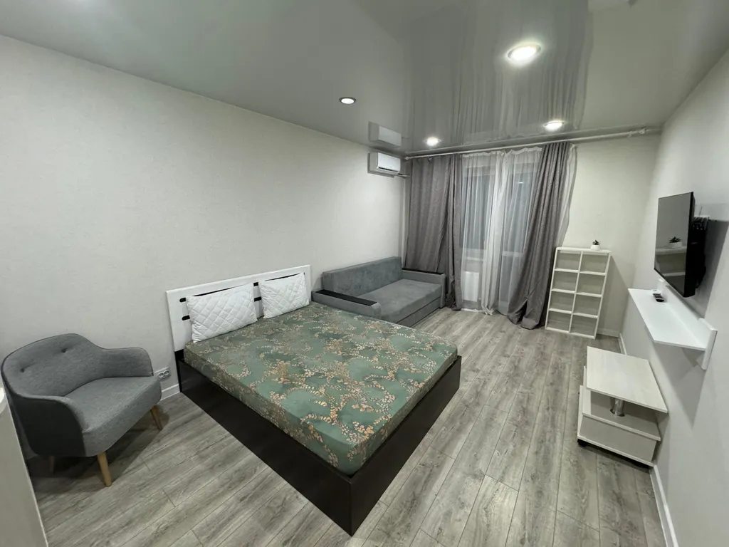 Просторная квартира с видовым балконом близ Питьевой Галереи Санатории