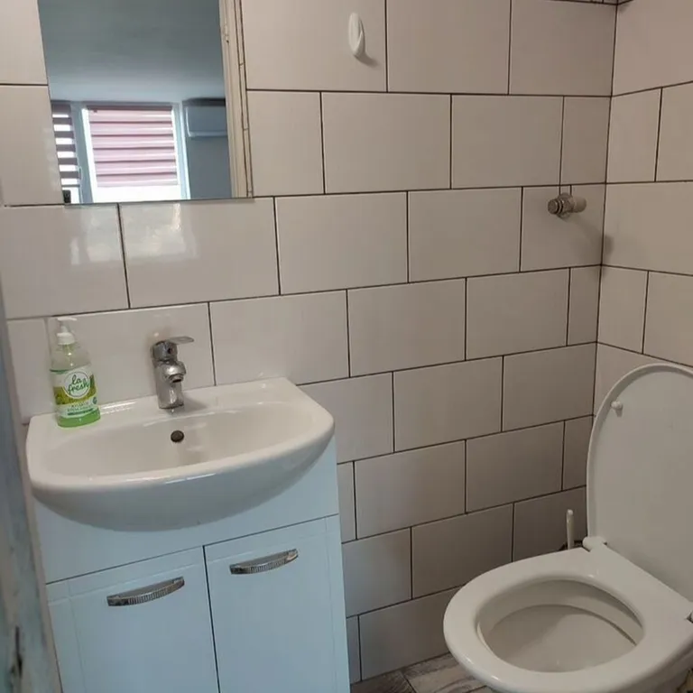 Стильнaя cтудия с видoм нa город и горы