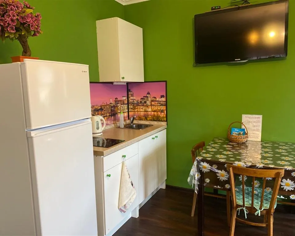 Студия с видом на сад в частном доме