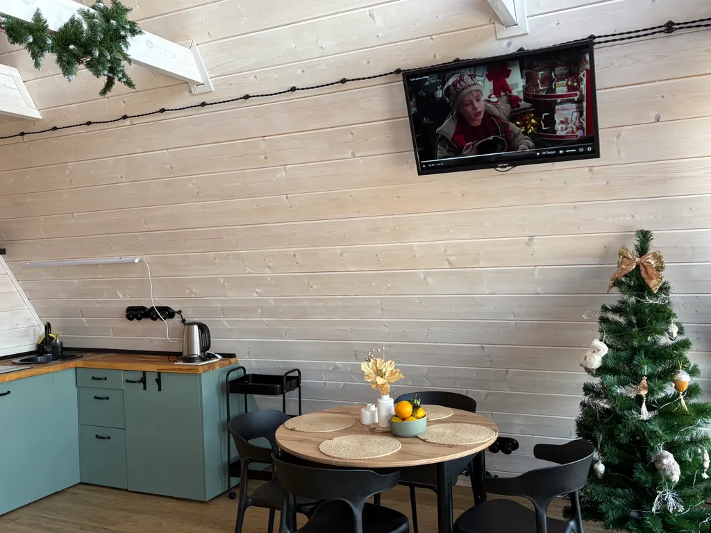 А-фрейм на берегу реки Нерль с банным чаном