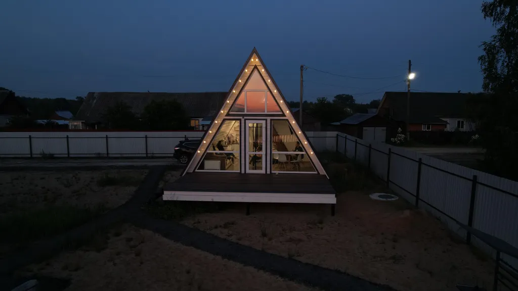 Дом в стиле A-frame на самом берегу реки
