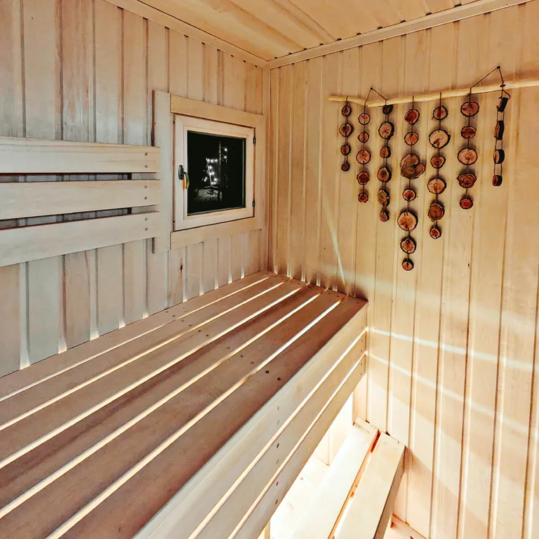 Уютный дом в лесу