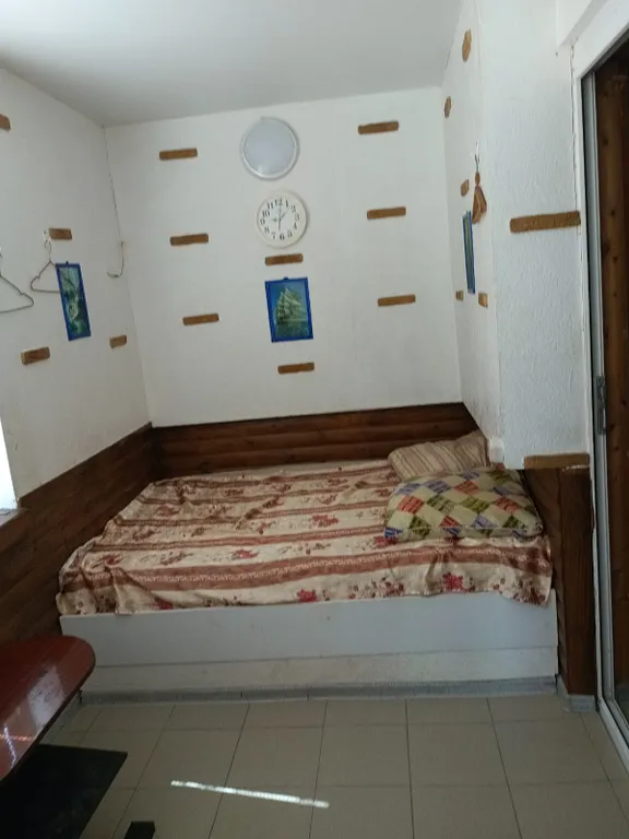 Двухкомнатный номер с балконом и видом на море в 20 метрах от него