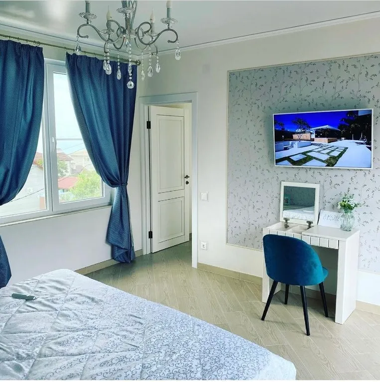 Дом в лесу с видом на море