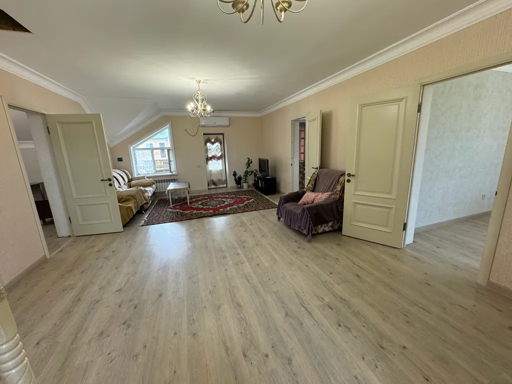 Дом с двором и беседкой в 7 минутах езды от пляжа