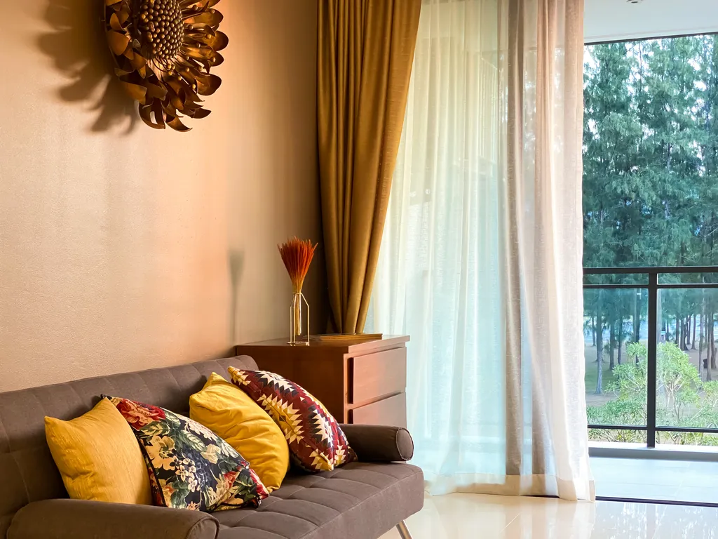 Две спальни с видом на озеро и море